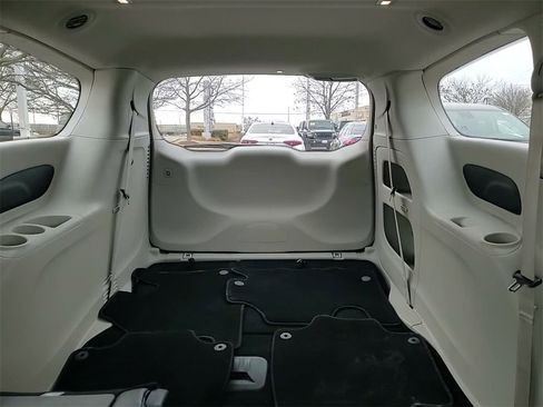 Used 2023 Chrysler Pacifica Touring-L image 31