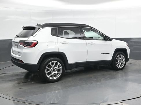 Used 2025 Jeep Compass Limited AWD/4WD image 2