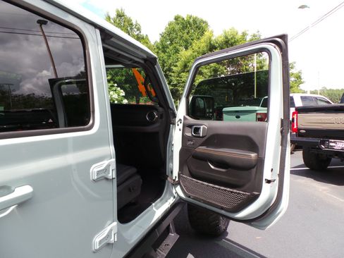 Used 2024 Jeep Wrangler Unlimited Sahara AWD/4WD image 40