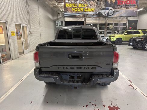 Used 2016 Toyota Tacoma Limited w/ Towing Package image 5