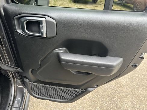 Used 2024 Jeep Gladiator Rubicon w/ Technology Group image 16