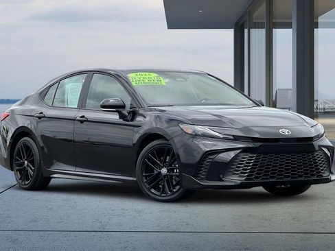 Used 2025 Toyota Camry SE FWD image 2