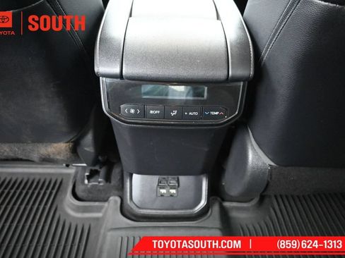 Used 2021 Toyota Highlander XLE AWD/4WD image 26
