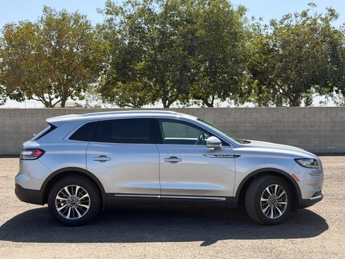 Used 2022 Lincoln Nautilus FWD w/ Premium Package image 2