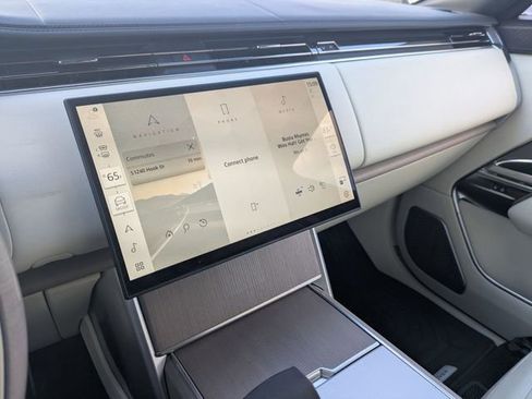 Used 2025 Land Rover Range Rover Long Wheelbase Autobiography image 11