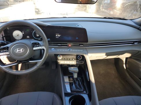 Used 2025 Hyundai Elantra SEL FWD image 13