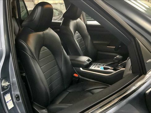Used 2022 Toyota Highlander XLE AWD/4WD image 9
