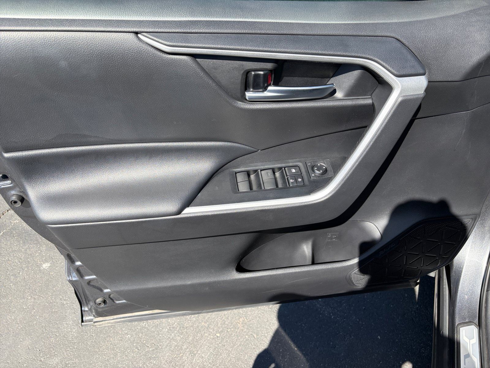 Used 2021 Toyota RAV4 XLE AWD/4WD image 9