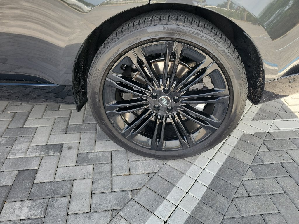 Certified 2025 Land Rover Range Rover SE AWD/4WD image 14