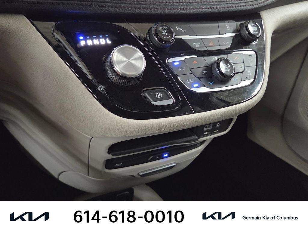 Used 2017 Chrysler Pacifica Limited w/ UConnect Theater Package FWD image 24