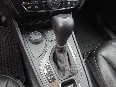 Used 2022 Jeep Cherokee Trailhawk AWD/4WD image 15