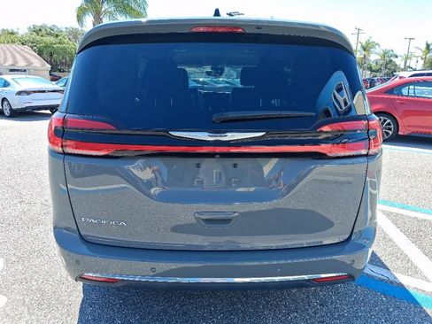 Used 2023 Chrysler Pacifica Touring-L FWD image 6