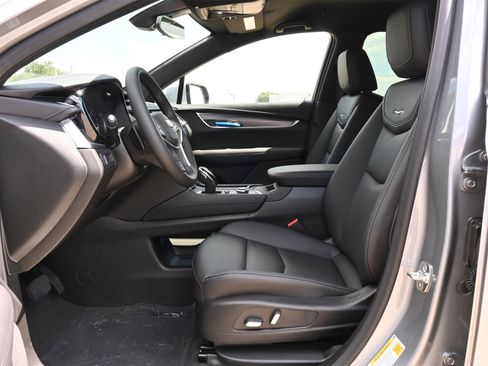 New 2025 Cadillac XT5 Luxury image 18