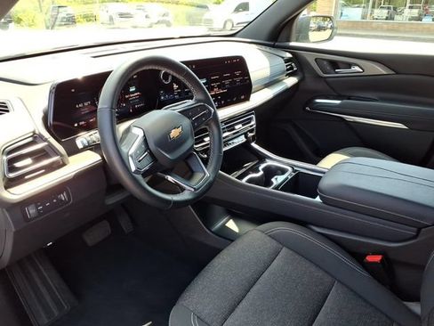 Used 2025 Chevrolet Traverse LT AWD/4WD image 3