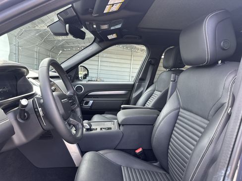 Used 2024 Land Rover Discovery Dynamic SE AWD/4WD image 13