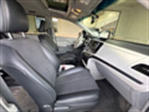 Used 2013 Toyota Sienna SE image 19