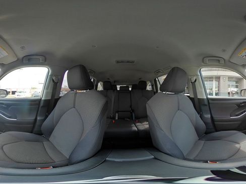 Used 2025 Toyota Highlander LE image 44