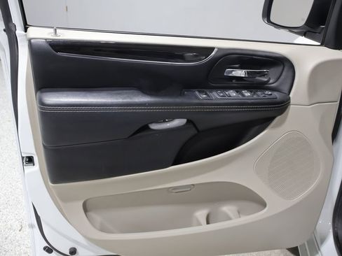 Used 2019 Dodge Grand Caravan SXT w/ Driver Convenience Group FWD image 13