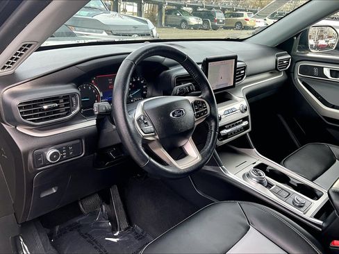 Used 2022 Ford Explorer XLT w/ Equipment Group 202A image 12