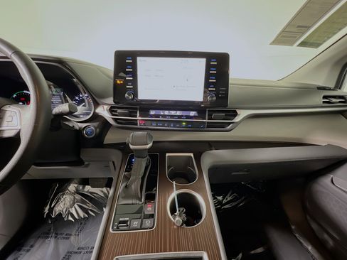 Used 2024 Toyota Sienna XLE image 25