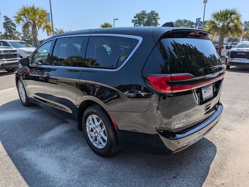 Used 2024 Chrysler Pacifica Touring-L FWD image 6