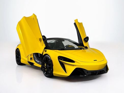 Used 2025 McLaren Artura Spider RWD image 24