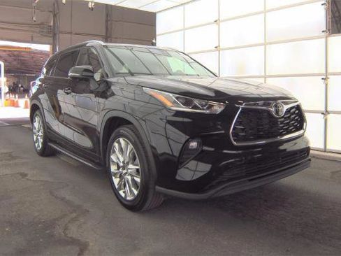 Used 2023 Toyota Highlander Limited FWD image 2