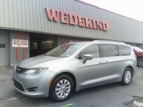 Used 2018 Chrysler Pacifica Touring-L FWD image 1