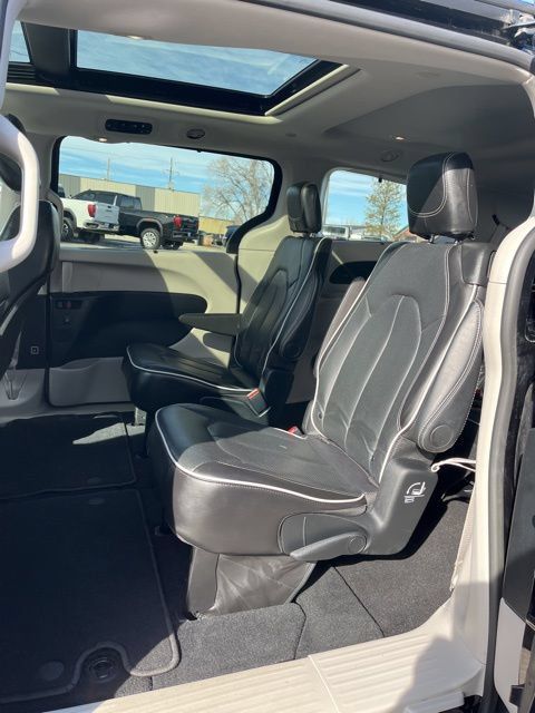 Used 2024 Chrysler Pacifica Limited FWD image 34