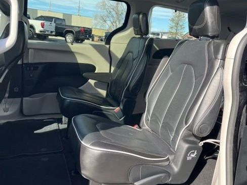 Used 2024 Chrysler Pacifica Limited FWD image 34