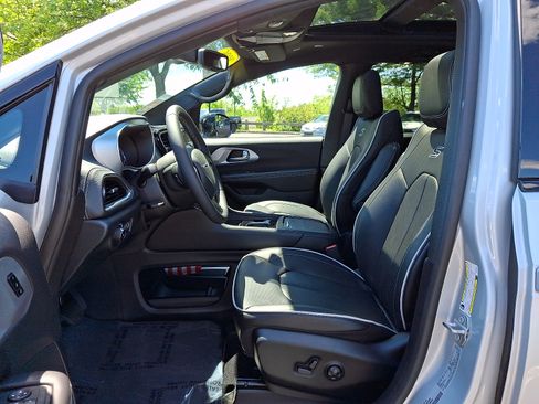Used 2026 Chrysler Pacifica Limited w/ S Appearance Package AWD/4WD image 13
