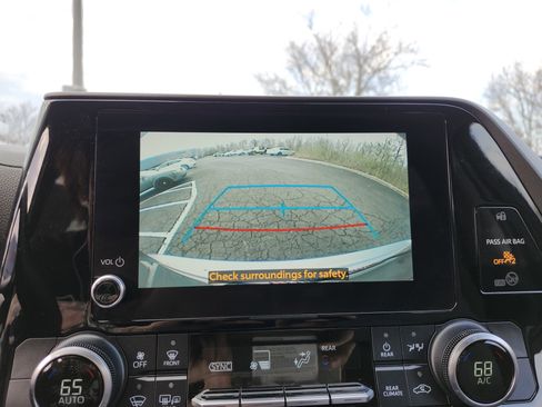 Used 2023 Toyota Highlander LE AWD/4WD image 2