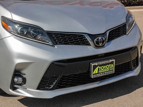 Used 2020 Toyota Sienna SE w/ Carpet Mat Package image 5