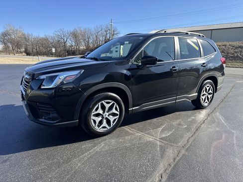 Used 2022 Subaru Forester Premium image 2