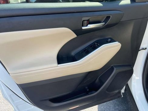 Used 2024 Toyota Highlander XLE AWD/4WD image 28