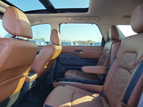 Certified 2023 Nissan Pathfinder Platinum image 11