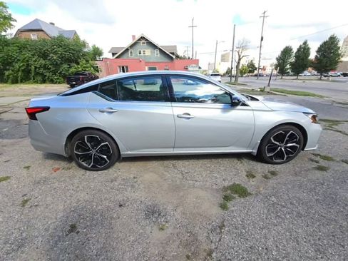 Used 2024 Nissan Altima 2.5 SR FWD image 2