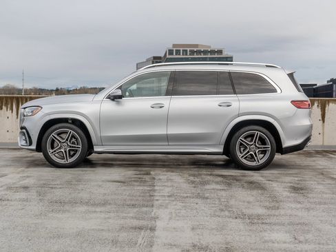 Used 2025 Mercedes-Benz GLS 450 4MATIC image 4