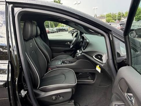 New 2027 Chrysler Pacifica Limited AWD/4WD image 28