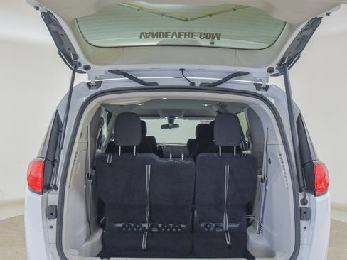 Used 2022 Chrysler Voyager LX image 16