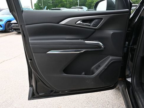Used 2025 Chevrolet Traverse LT FWD image 8