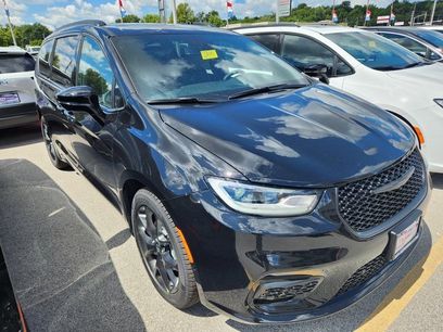 New 2026 Chrysler Pacifica Limited w/ S Appearance Package