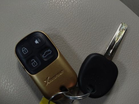 Used 2018 Toyota Camry LE image 32