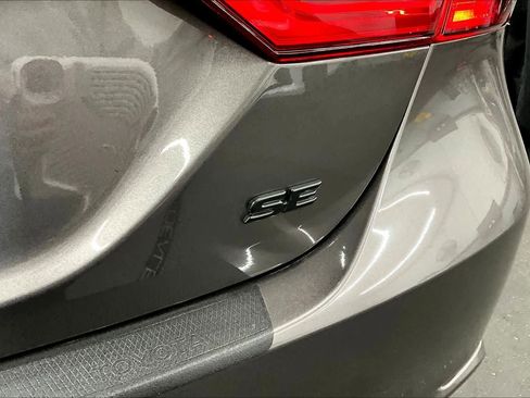 Used 2024 Toyota Camry SE image 9