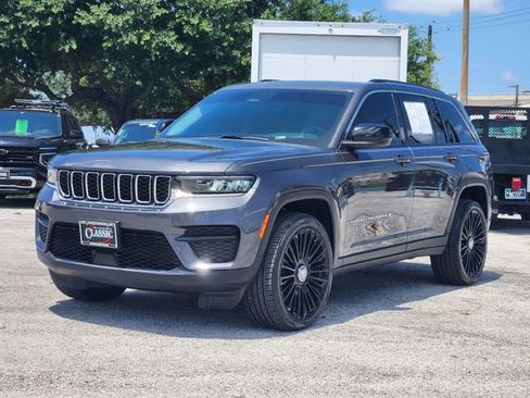 Used 2022 Jeep Grand Cherokee Laredo w/ Luxury Tech Group I AWD/4WD image 3