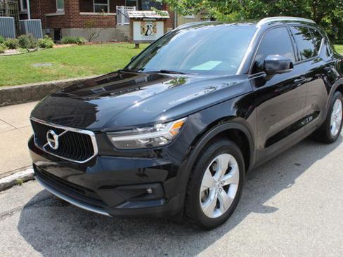 Used 2022 Volvo XC40 T5 Momentum image 1