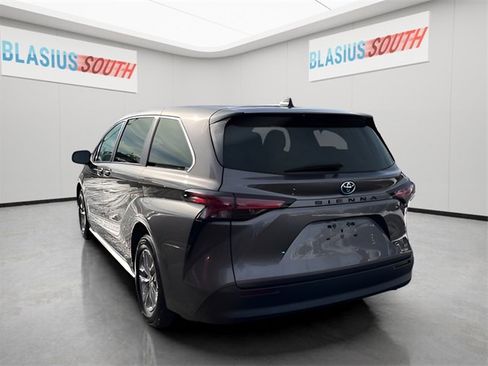 Used 2022 Toyota Sienna LE image 5