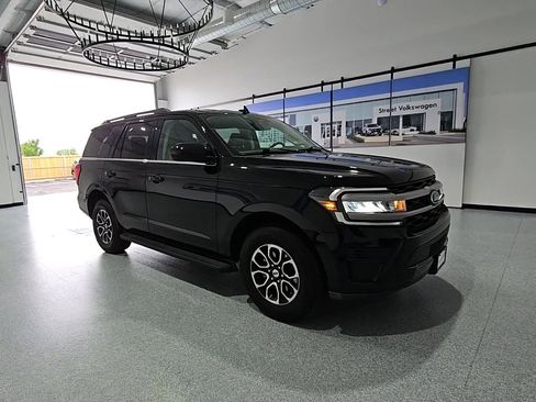 Used 2024 Ford Expedition XLT RWD image 2