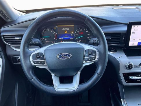 Used 2023 Ford Explorer XLT w/ Equipment Group 202A image 5