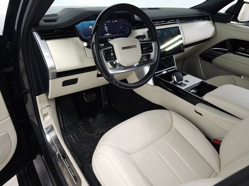 Certified 2025 Land Rover Range Rover SE AWD/4WD image 16